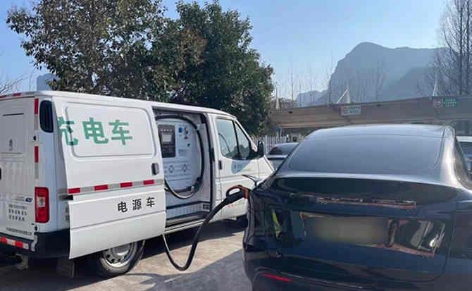 镇沅汽车搭电